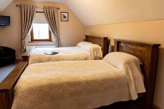 Гостевой дом Twin Peaks B&B Дулин Трехместный номер с собственной ванной комнатой-3